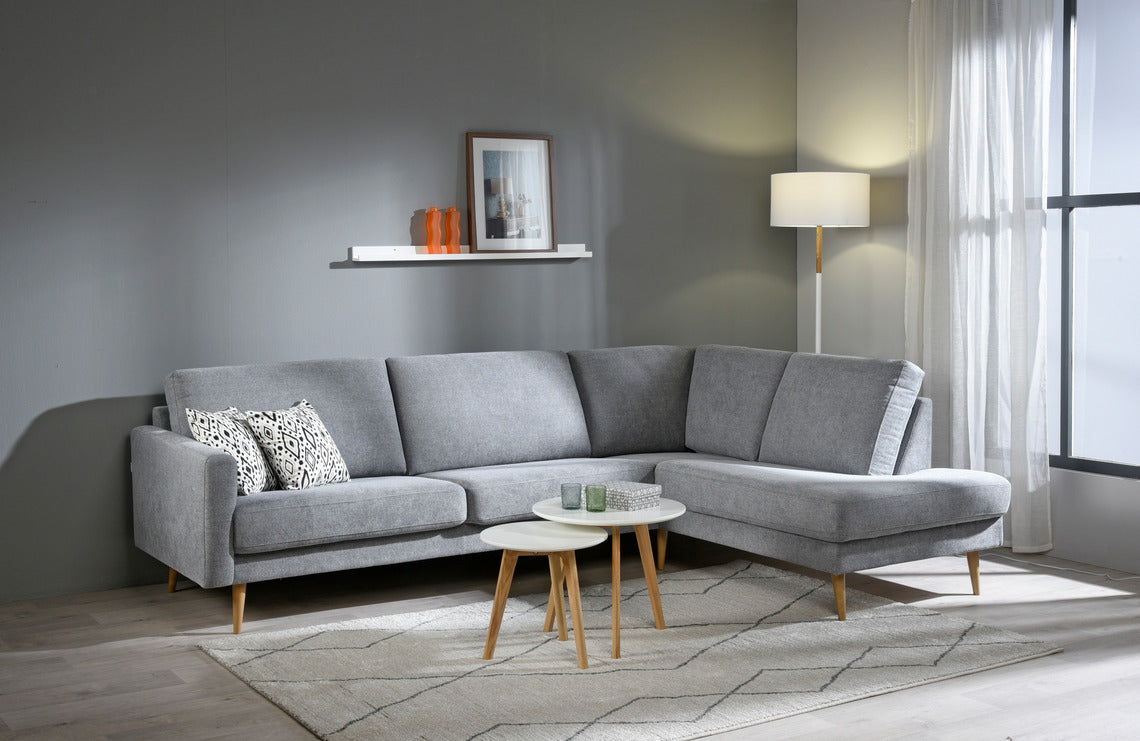 Ilona-kulmadivaani vaaleanharmaalla Alfa 167 -kankaalla. Kuvan sohvassa on 10 cm leveä KN10-käsinoja ja 18 cm korkeat vinot kartiojalat.