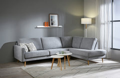 Ilona-kulmadivaani vaaleanharmaalla Alfa 167 -kankaalla. Kuvan sohvassa on 10 cm leveä KN10-käsinoja ja 18 cm korkeat vinot kartiojalat.