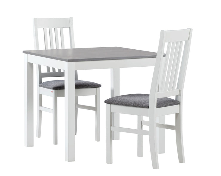 Kaisla-pöytä 80 x 80 cm ja kaksi Puro-tuolia harmaalla Gusto 94 -istuinverhoilulla.