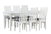 Valkoinen Kanerva-ryhmä kuudella tuolilla, pöydän ollessa jatkettuna. Tuolien istuimissa on harmaa Gusto 94 -kangasverhoilu.