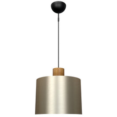 Log-valaisin Ø 30 cm harjatun messingin värisenä, valkoisella sisäosalla ja tammenvärisellä puuosalla.