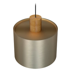 Log-valaisin Ø 30 cm harjatun messingin värisenä ylhäältäpäin kuvattuna. Valaisimen sisäosa on valkoinen ja puuosa tammenvärinen.