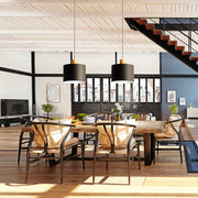 Log on Design by Grönlundin kattovalaisin, jota on kolmea eri kokoa. Kuvassa on suurimmat Ø 30 cm mustat Log-valaisimet pöytäkokonaisuuden päällä.