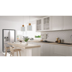 Log on Design by Grönlundin kattovalaisin, jota on saatavana kolmea eri kokoa. Kuvassa on keskikokoiset Ø 20 cm valkoiset Log-valaisimet keittiön saarekkeen päällä.