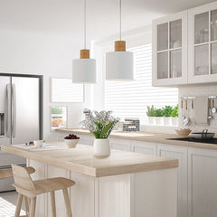 Log on Design by Grönlundin kattovalaisin, jota on kolmea eri kokoa. Kuvassa on keskikokoiset Ø 20 cm valkoiset Log-valaisimet keittiön saarekkeen päällä.