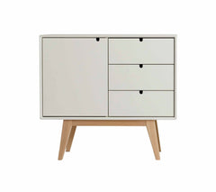 Valkoinen matala ja leveä Notte-lipasto maalattua koivua. Lipastossa on paljon säilytystilaa kaapin ja laatikoiden muodossa.