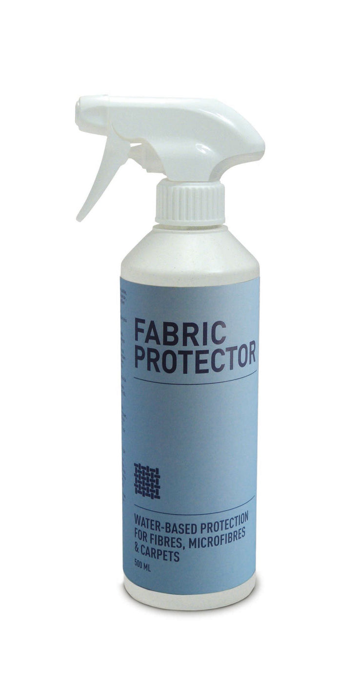 Fabric Protector -suojakäsittelyainetta voidaan käyttää kankaiden suojaamiseen tahroja vastaan.