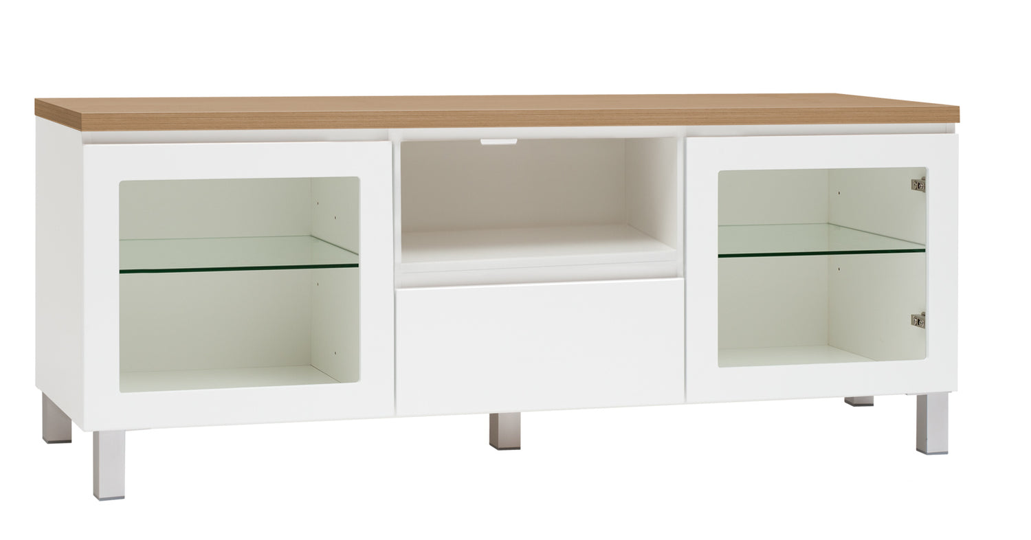 Kuvassa on 137 cm leveä valkoinen Viiva-sarjan tv-taso tammenvärisellä kannella ja hopeanvärisillä alumiinijaloilla.