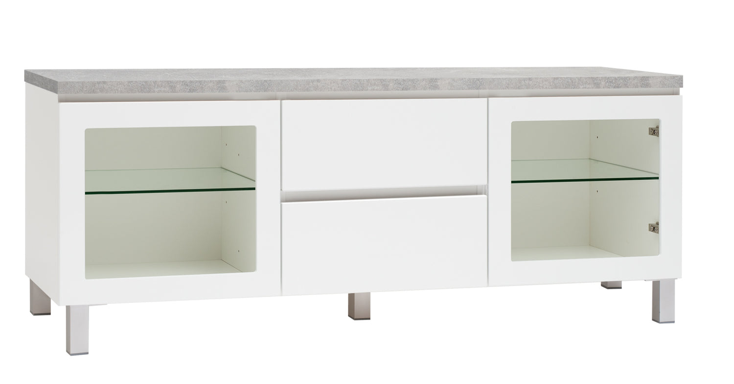 Kuvassa on 137 cm leveä valkoinen Viiva-sarjan tv-taso harmaalla betonijäljitelmän sävyisellä kannella ja hopeanvärisillä alumiinijaloilla.