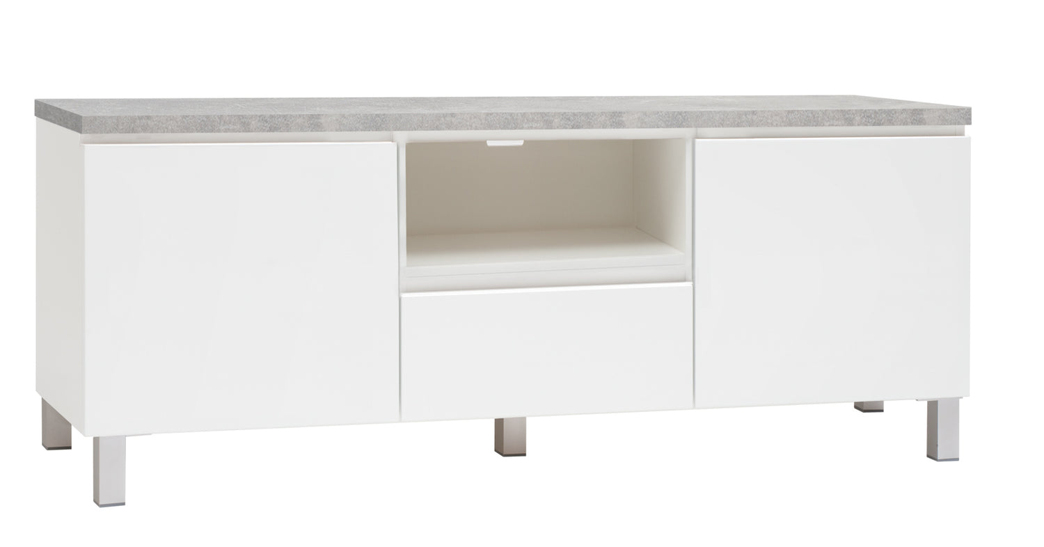 Kuvassa on 137 cm leveä valkoinen Viiva-sarjan tv-taso betonijäljitelmän sävyisellä kannella ja hopeanvärisillä alumiinijaloilla.