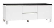 Kuvassa on 137 cm leveä valkoinen Viiva-sarjan tv-taso mustalla kannella ja hopeanvärisillä alumiinijaloilla.