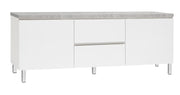 Kuvassa on 137 cm leveä valkoinen Viiva-sarjan tv-taso harmaalla betonijäljitelmän sävyisellä kannella ja valkoisilla metallijaloilla.