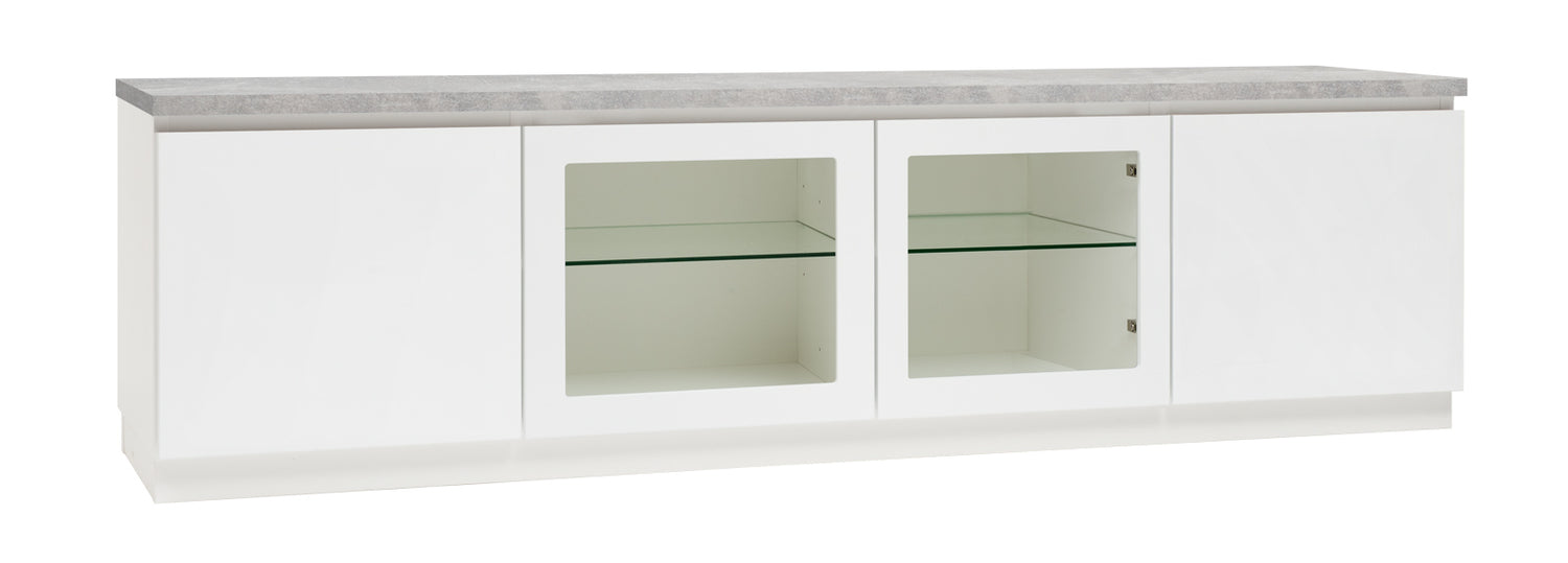 Kuvassa on 184 cm leveä valkoinen Viiva-sarjan tv-taso harmaalla betonijäljitelmän sävyisellä kannella ja valkoisella jalkasokkelilla. Kuvasta poiketen tasossa on keskellä yhtenäinen tila ilman väliseinää, 88 cm leveällä lasihyllyllä.