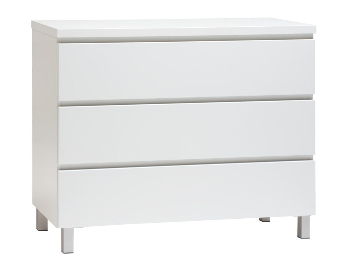 Kuvassa on 92 cm leveä kokovalkoinen Viiva-laatikosto hopeanvärisillä alumiinijaloilla.