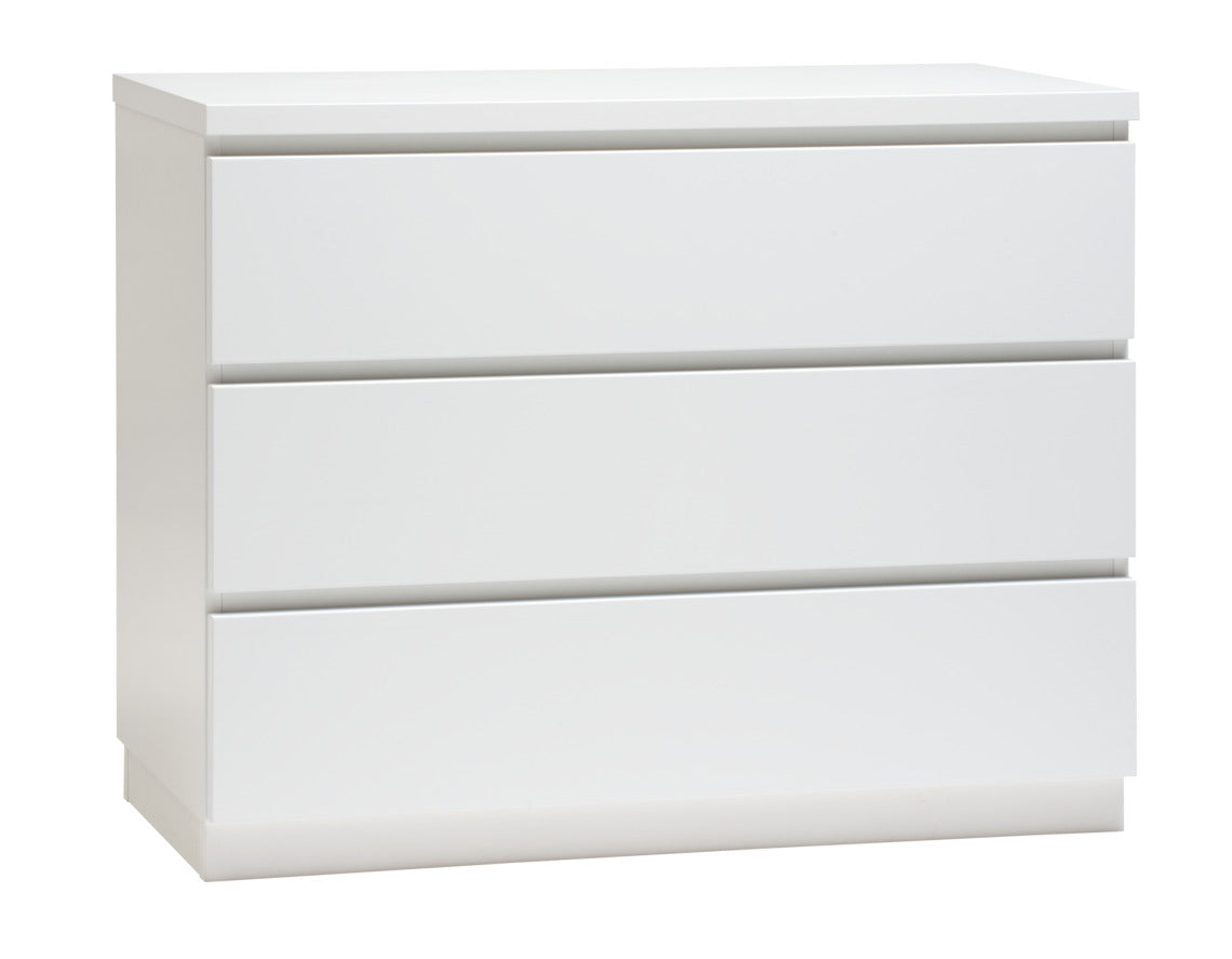 Kuvassa on 92 cm leveä kokovalkoinen Viiva-laatikosto valkoisella jalkasokkelilla.