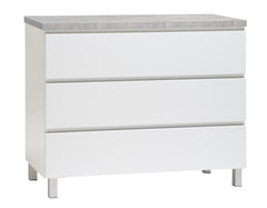 Kuvassa on 92 cm leveä valkoinen Viiva-laatikosto harmaalla betonijäljitelmän sävyisellä kannella ja hopeanvärisillä alumiinijaloilla.