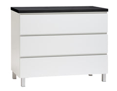 Kuvassa on 92 cm leveä valkoinen Viiva-lipasto mustalla kannella ja hopeanvärisillä alumiinijaloilla.