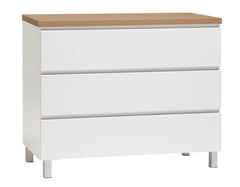 Kuvassa on 92 cm leveä valkoinen Viiva-laatikosto tammenvärisellä kannella ja hopeanvärisillä alumiinijaloilla.