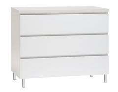 Kuvassa on 92 cm leveä valkoinen Viiva-laatikosto valkosaarninvärisellä kannella ja valkoisilla metallijaloilla.