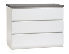 Kuvassa on 92 cm leveä valkoinen Viiva-laatikosto antrasiitinvärisellä kannella ja valkoisella jalkasokkelilla.