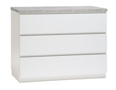 Kuvassa on 92 cm leveä valkoinen Viiva-laatikosto harmaalla betonijäljitelmän sävyisellä kannella ja valkoisella jalkasokkelilla.