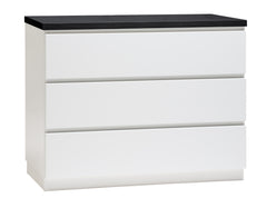 Kuvassa on 92 cm leveä valkoinen Viiva-laatikosto mustalla kannella ja valkoisella jalkasokkelilla.