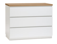 Kuvassa on 92 cm leveä valkoinen Viiva-laatikosto tammenvärisellä kannella ja valkoisella jalkasokkelilla.