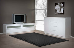 Viiva-kalusteet sopivat kauniisti yhteen. Kuvassa on kokovalkoiset Viiva-sarjan tv-taso ja senkki.