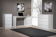 Kuvassa on Viiva-sarjan kokovalkoisia kalusteita työpöytä, sekä korkea lipasto kapeana ja leveänä.