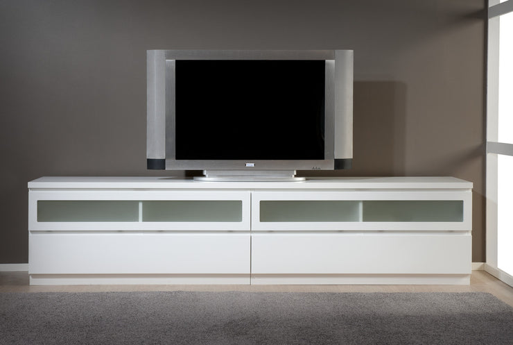 Kuvassa on 220 cm leveä kokovalkoinen Viiva-sarjan tv-taso, joka on tyylikäs ja tilava kodin viihdekeskus.
