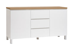 Kuvassa on 137 cm leveä valkoinen Viiva-senkki tammenvärisellä kansilevyllä ja hopeanvärisillä alumiinijaloilla.