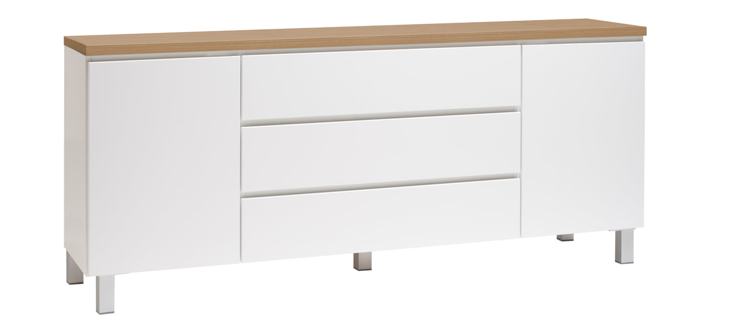 Kuvassa on 184 cm leveä valkoinen Viiva-senkki tammenvärisellä kansilevyllä ja hopeanvärisillä alumiinijaloilla.