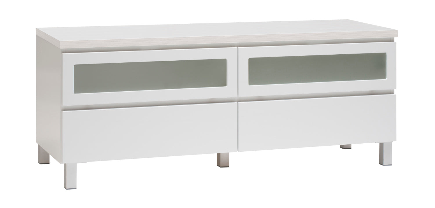 Kuvassa on 137 cm leveä valkoinen Viiva-sarjan tv-taso valkosaarninvärisellä kansilevyllä ja hopeanvärisillä alumiinijaloilla.