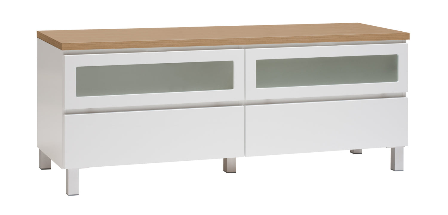 Kuvassa on 137 cm leveä valkoinen Viiva-sarjan tv-taso tammenvärisellä kansilevyllä ja hopeanvärisillä alumiinijaloilla.