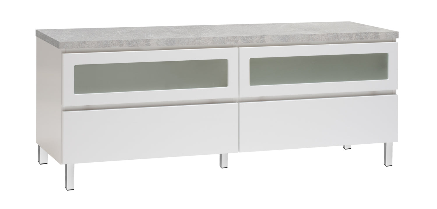 Kuvassa on 137 cm leveä valkoinen Viiva-sarjan tv-taso harmaalla betonijäljitelmän sävyisellä kannella ja valkoisilla metallijaloilla.