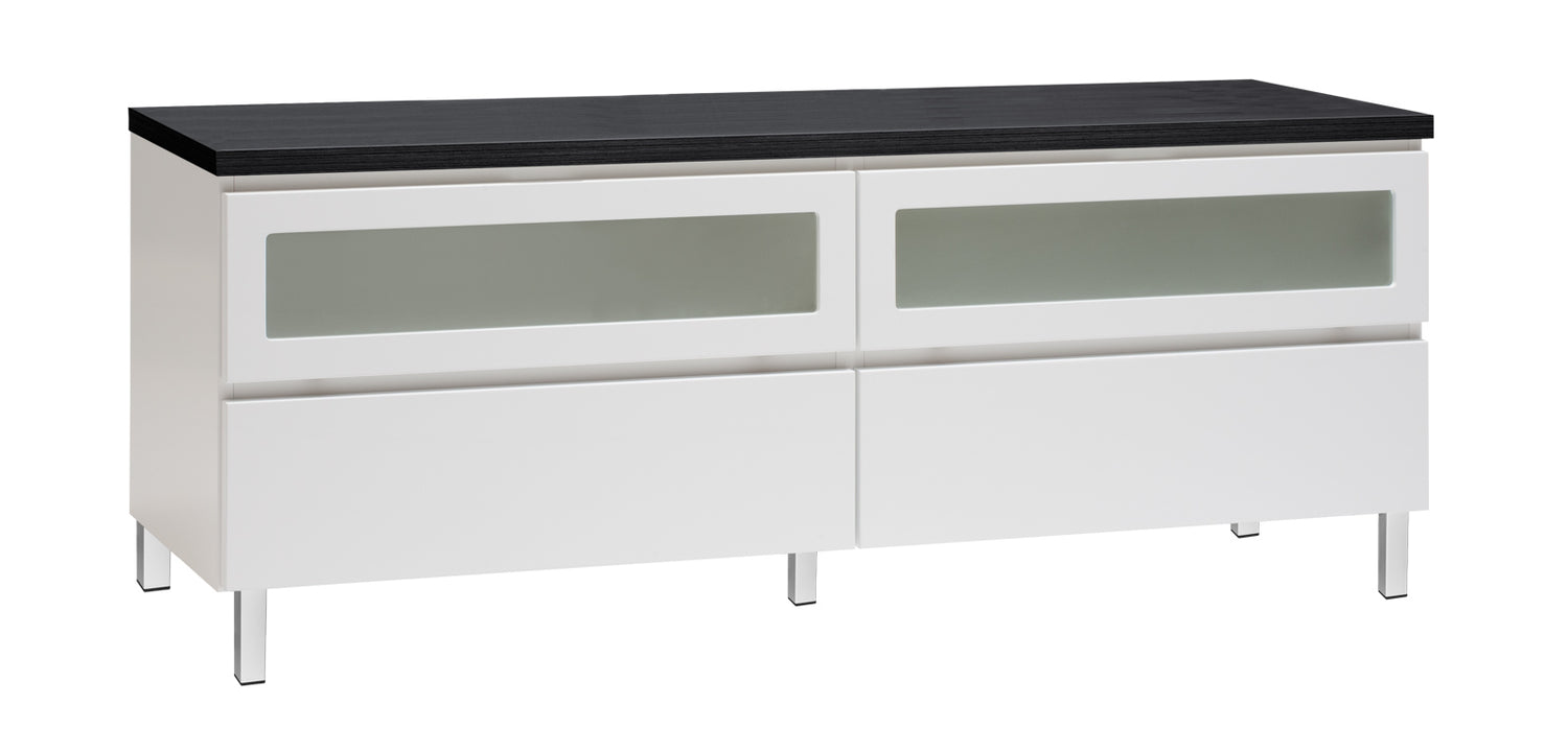 Kuvassa on 137 cm leveä valkoinen Viiva-sarjan tv-taso mustalla kansilevyllä ja valkoisilla metallijaloilla.