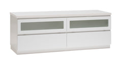 Kuvassa on 137 cm leveä valkoinen Viiva-sarjan tv-taso valkosaarninvärisellä kansilevyllä ja valkoisella jalkasokkelilla.