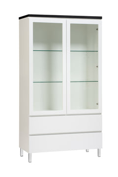 Kuvassa on 92 cm leveä valkoinen Viiva-vitriini mustalla kannella ja valkoisilla metallijaloilla.