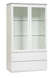Kuvassa on 92 cm leveä valkoinen Viiva-vitriini harmaalla betonijäljitelmän sävyisellä kannella ja valkoisella jalkasokkelilla.