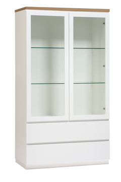 Kuvassa on 92 cm leveä valkoinen Viiva-vitriini tammenvärisellä kannella ja valkoisella sokkelijalalla.